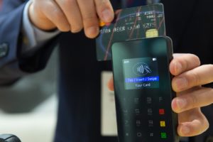 A bankok is nyitnak a blokklánc technológia irányába