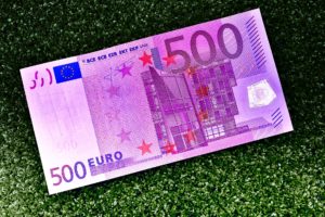 Hamis euró bankjegyekkel verték át a tőzsde igazgatót