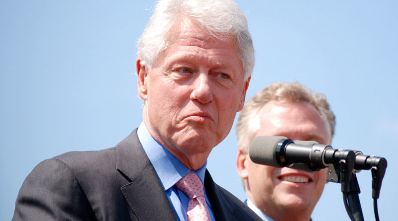 Bill Clinton szerint a túlszabályozás felfalja a blokklánc „aranytojást tojó tyúkját”
