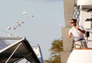 A South China Morning Post beszámolója szerint egy 24 éves helyi lakos kötegszámra kezdte el kidobálni egy épület tetejéről a helyi pénzt, a hong kongi dollárt.