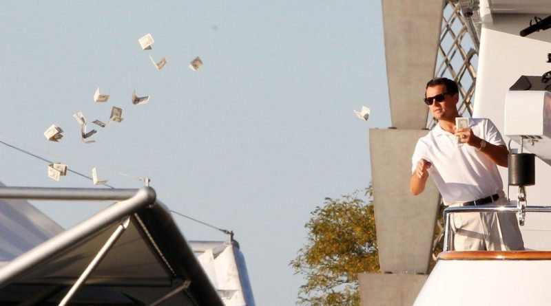 FRISSÍTVE: Hong kongi bitcoin milliomos kötegszámra szórta a dollárt egy épület tetejéről