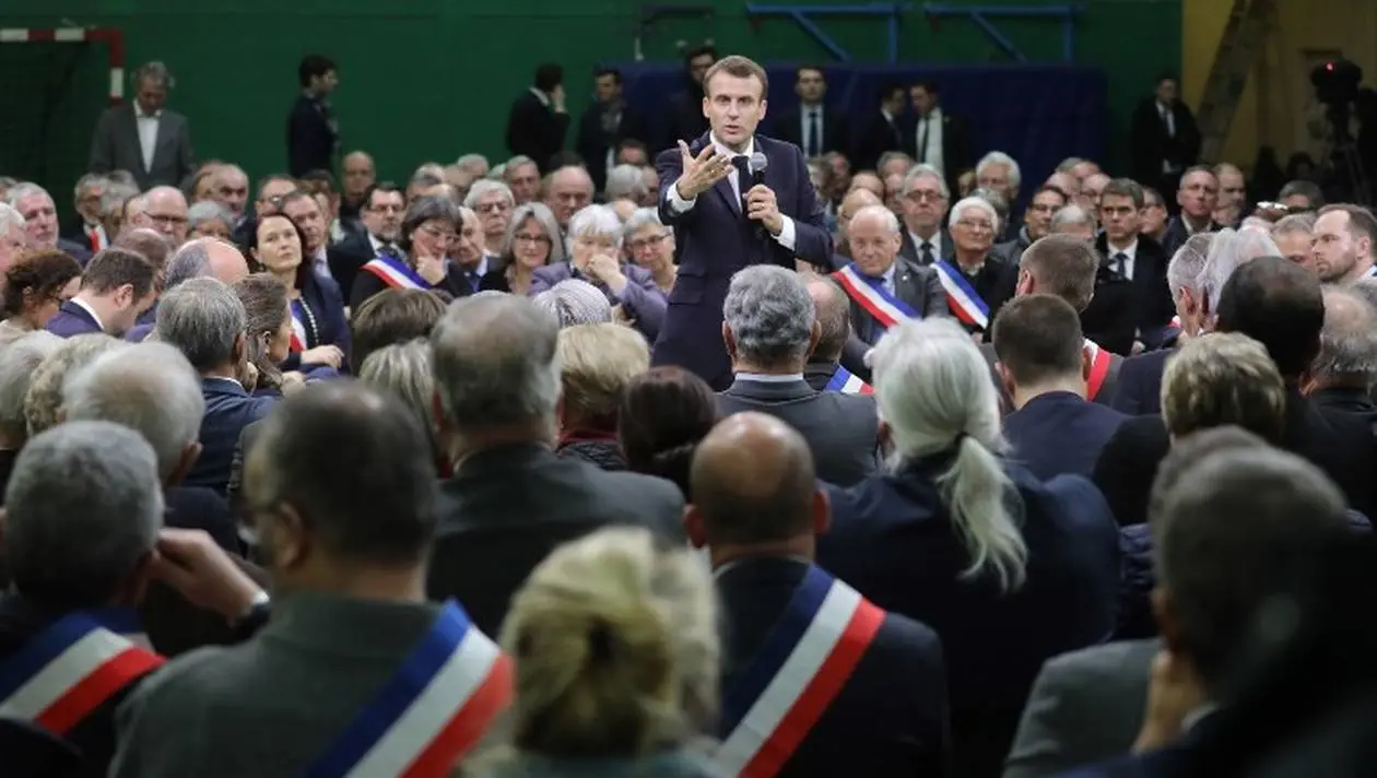 Macron dollártól