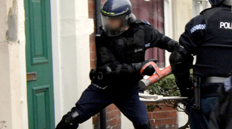 Videó: Marihuánaültetvényt szimatolt a bitcoin bányász otthonában a rendőrség, betörtek hozzá