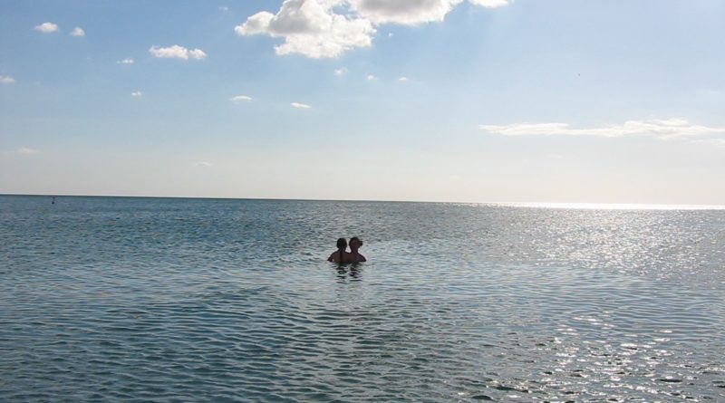 Máris bajba került a pár az óceán közepén úszó, bitcoinból épített otthonában