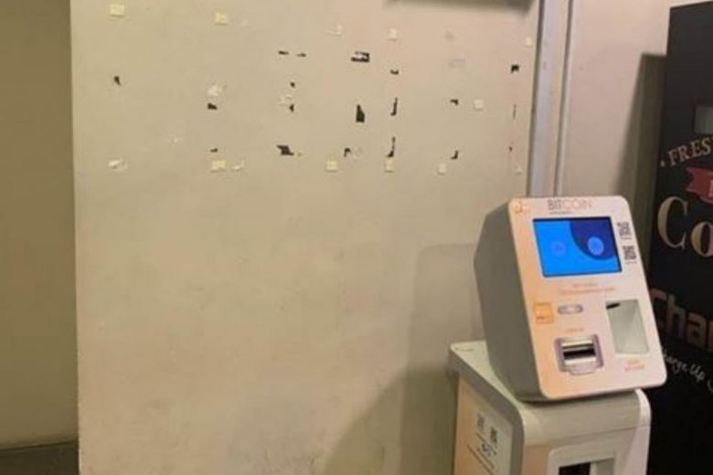 Bitcoin ATM és a poszterek helye