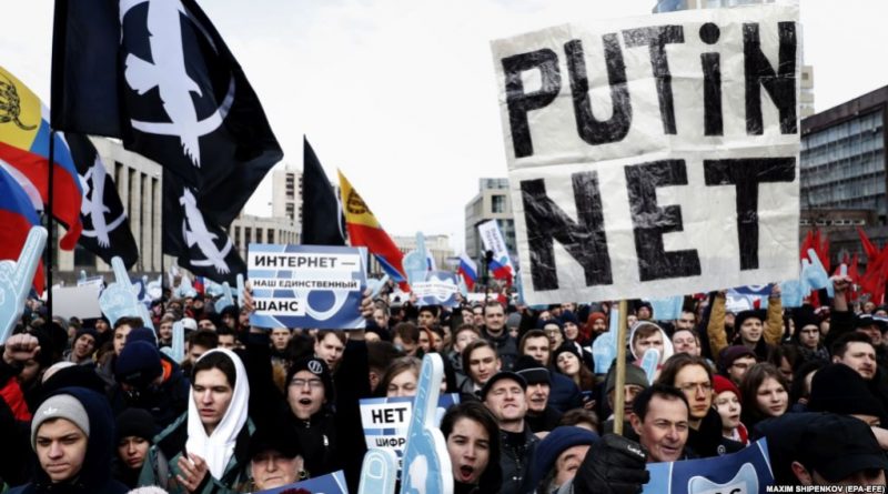 Tiltakozók Putyin Internet kontroll törvénye ellen Oroszországban