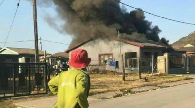 Így járnak a ponzizók: kárvallottak felgyújtották egy dél-afrikai simlis otthonát