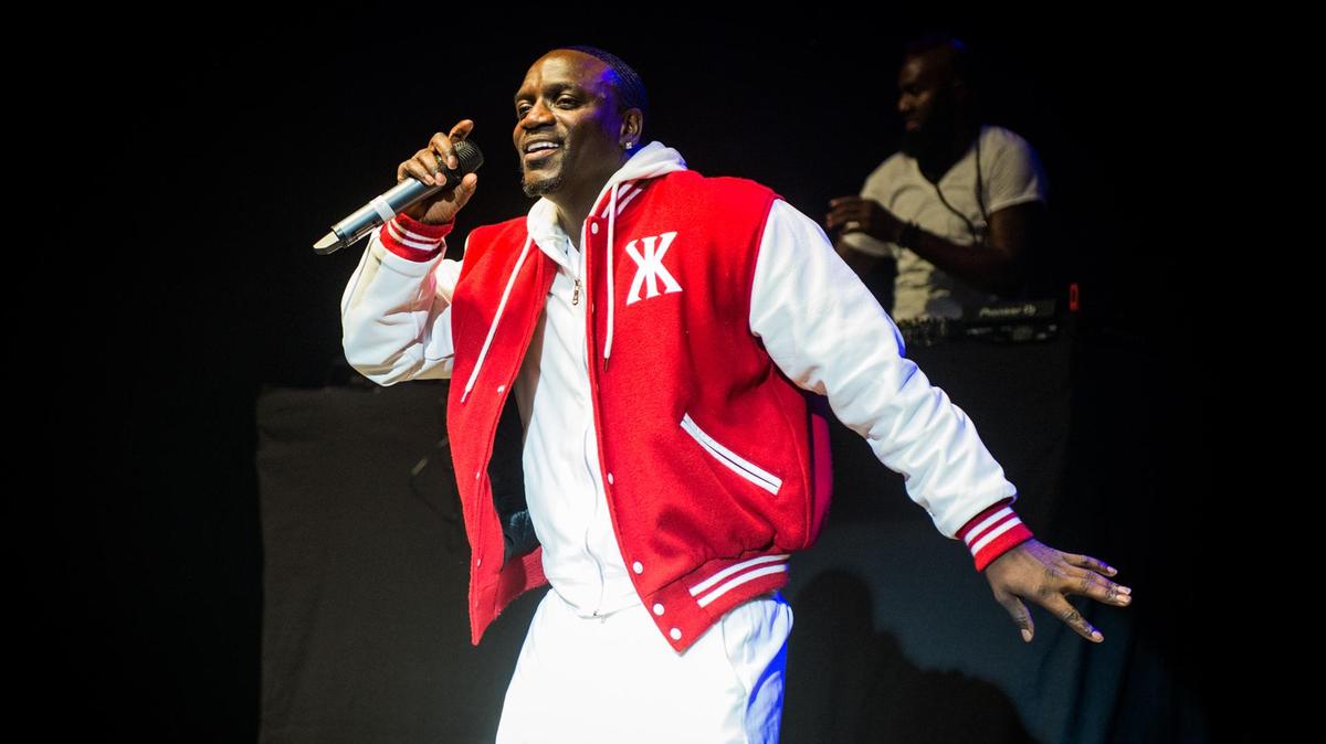 Akon: a dollár értékét az USA hadserege adja