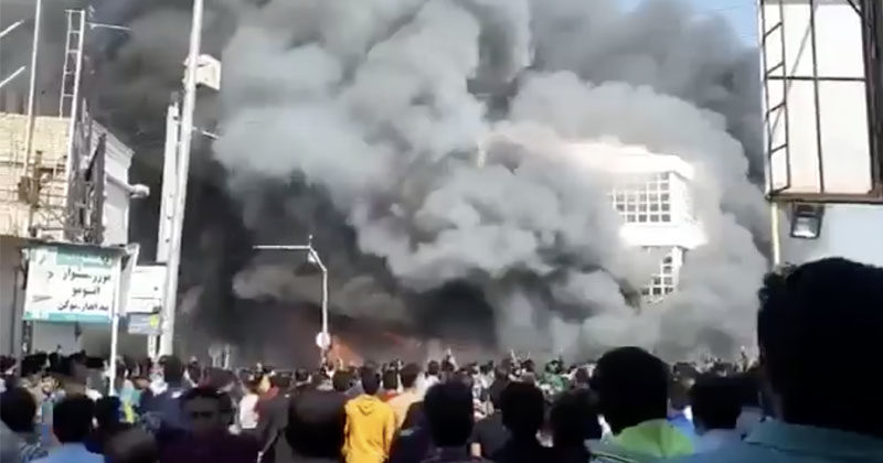 Tüntetők felgyújtották az iráni központi bank egy fiókját, akadozik az Internet