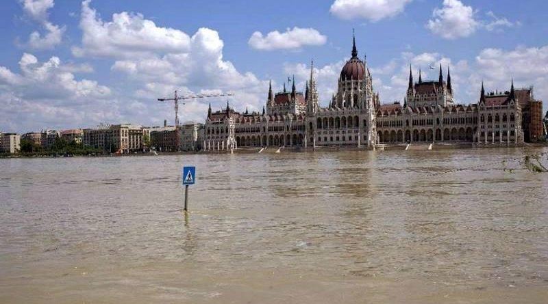 Áder János az árvízvédelemről: gumicsizmák mellett blokklánc technológiára is szükség lesz