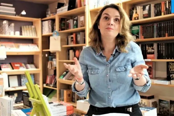 A francia bank zárolja Julie Goislard számláját