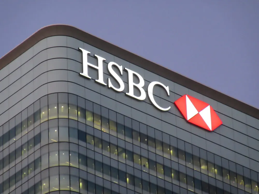 A HSBC 35 ezer embert bocsát el