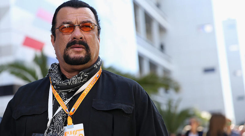 Steven Seagal-nak meggyűlt a baja a SEC-kel: 157 ezer dollárt fizet
