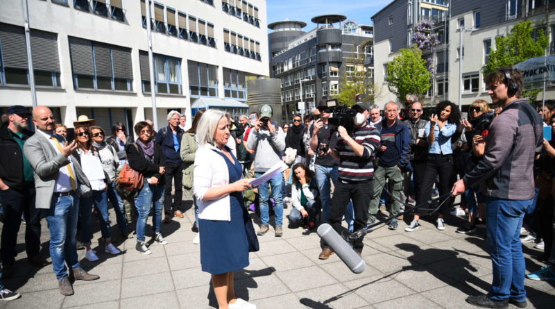 Kritizálta a korlátozásokat Németországban egy jogász, pszichiátriára vitték