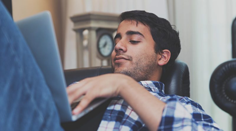 Pornófilm nézésért tokeneket adományoz egy olasz kriptoprojekt