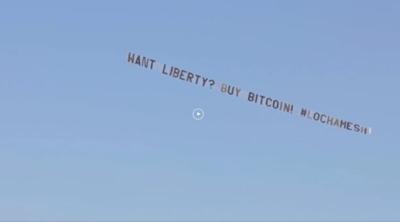 “Szabadságot akarsz? Vegyél bitcoint!” – hirdeti az égen egy kripto startup