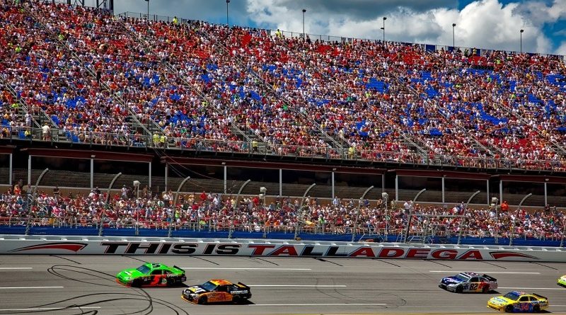 Bitcoin logó a versenyautókon – Bubba Wallace NASCAR autója a Square Cash Appjét reklámozza
