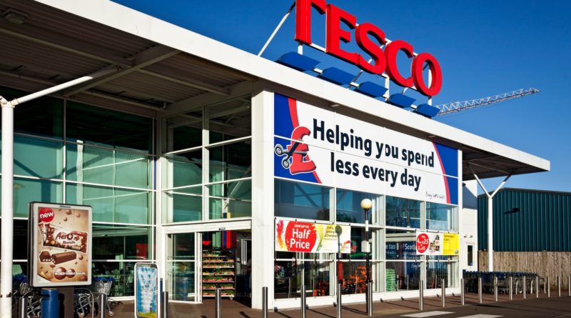 Fémszilánkokkal szennyezett bébiételt helyezett el egy zsaroló a brit Tesco polcain, most ítélték el