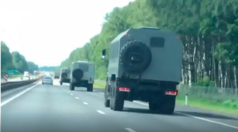 Hibrid intervenció készül Fehéroroszországban? Jelöletlen katonai oszlopok lépték át az orosz határt