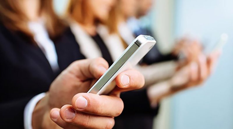 Itt az új brit törvény, mely kötelezi az embereket a COVID app letöltésére
