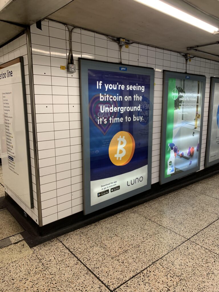 “Ha Bitcoint látsz a föld alatt, akkor itt az ideje vásárolni” – áll a rengeteg plakát egyikén.