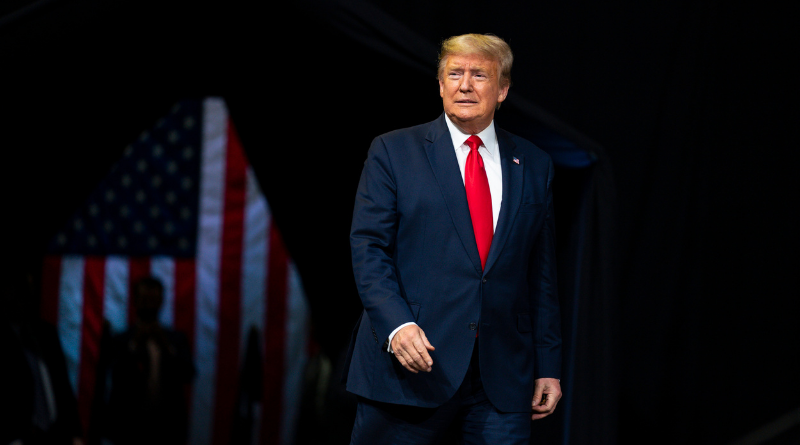 Trump elnöki kegyelemben részesített 73 embert, vannak köztük kriptósok is