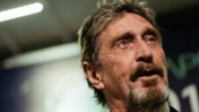 „Nincs semmim” – tweetelte a börtönből John McAfee