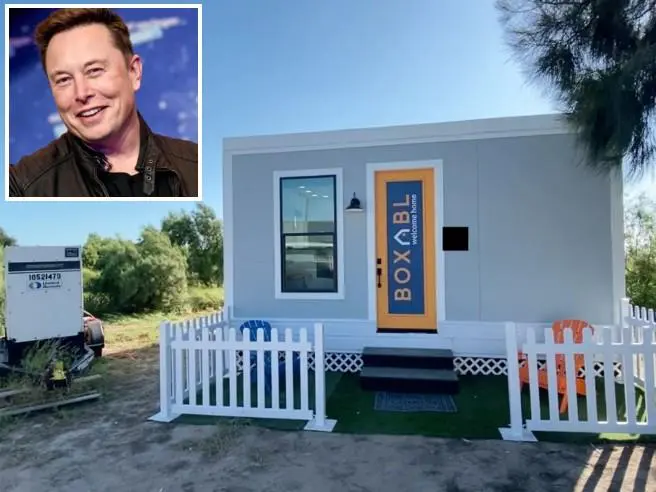 Elon Musk bódéban