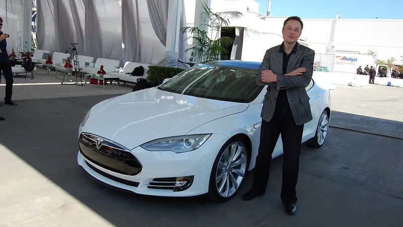 Dogecoint bányászna Tesla