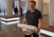 Mi mást vártunk, Elon Musk egy mosdókagylóval sétált be a Twitter székházába