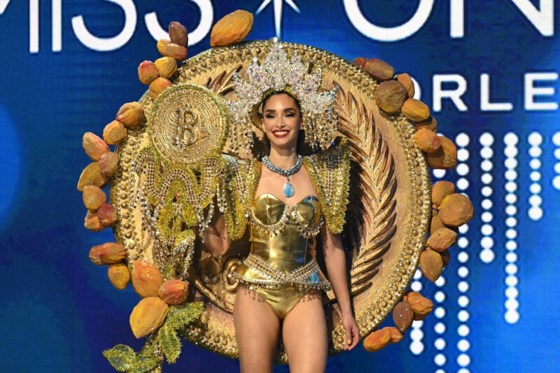 Bitcoin-témájú kosztümben lepett fel Salvador szépségkirálynője a Miss Universe-n