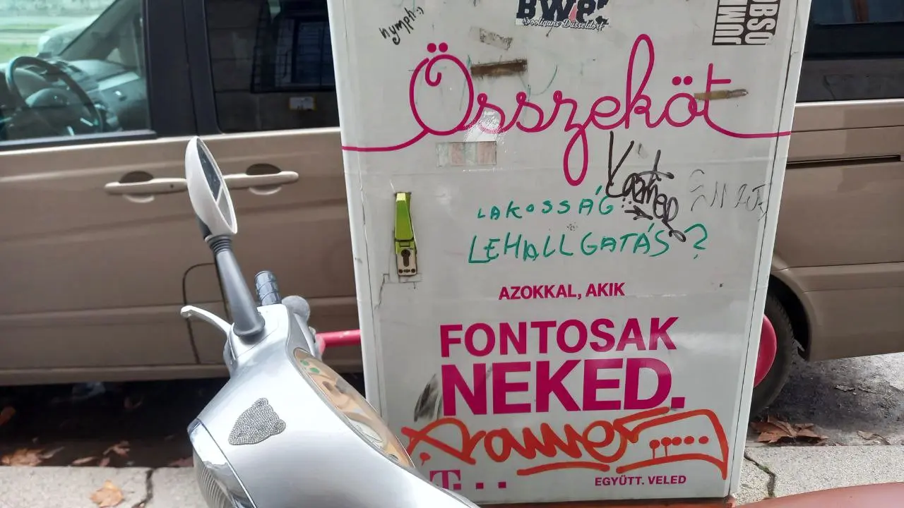 “Lakosságlehallgatás” – utcai firka Budapesten. (Saját fotó.)