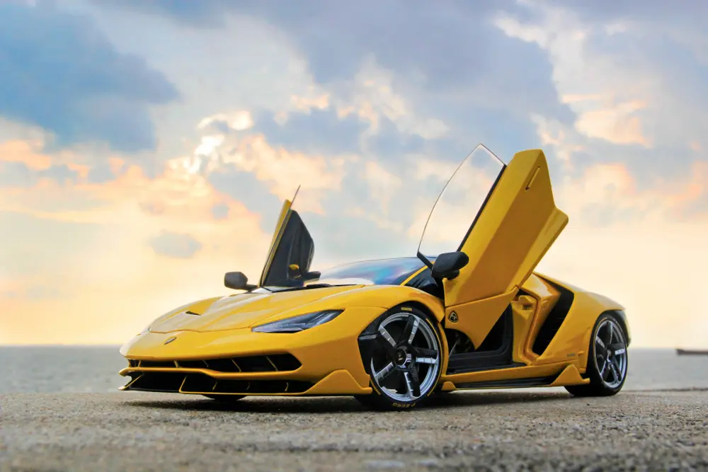 Sárga Lamborghini nyitott ajtókkal - Crypto Emporium