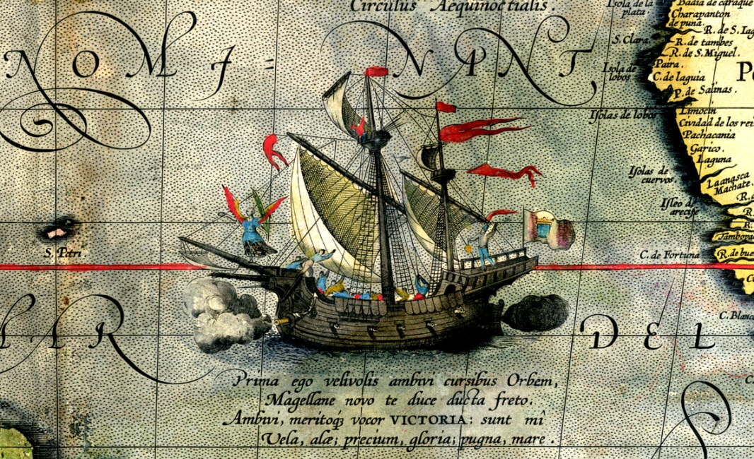Régi stílusú térkép részlete, amely Ferdinánd Magellán 1519-1522 közötti Föld körüli útját ábrázolja. A térképen egy vitorlás hajó látható, vörös zászlókkal, az Egyenlítő (Circus Aequinoctialis) vonalánál. A térkép latin feliratokkal van díszítve, köztük a „Prima ego velivolus ambivi cursibus orbem, Magellane novo te duce facta freto. Ambivi, meruique vocor Victoria: sunt mi vela, alae, pretium, gloria, pugna, mare” szöveggel, amely Magellán expedícióját és a Victoria nevű hajóját ünnepli. A háttérben Dél-Amerika partvonala és szigetek láthatók.