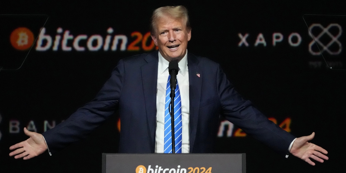 Donald Trump a Nashville-ben megrendezett Bitcoin2024 konferencián július 27-én, két héttel az ellene elkövetett merényletkísérlet után.