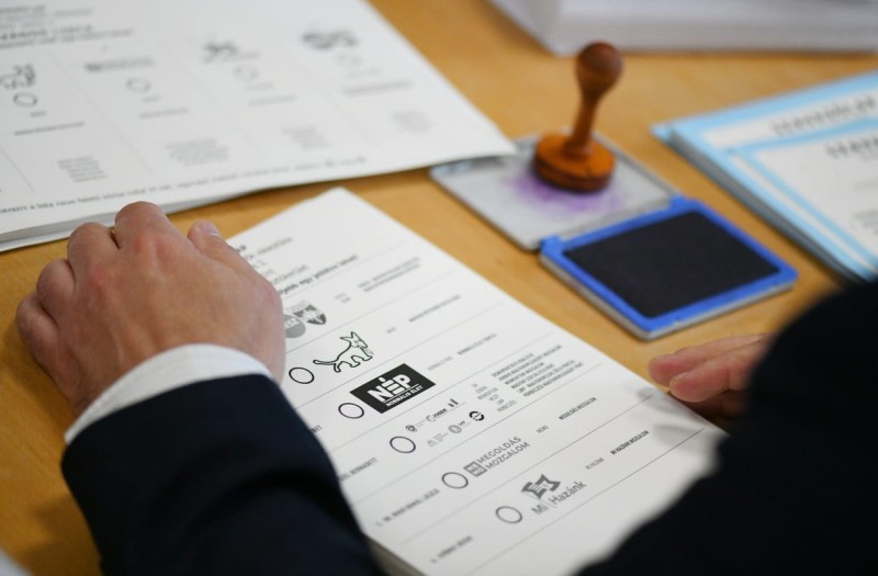 A Polymarket politikai fogadási piacának grafikonja 2026. május 31-i állapot szerint: Magyar Péter 56%-os eséllyel vezeti a „Ki lesz Magyarország következő miniszterelnöke?” piacot, Orbán Viktor 42%-on áll, míg László Toroczkai és Dobrev Klára 1-1%-ot érnek el. A vonaldiagram a vezető két jelölt esélyeinek változását mutatja időben, Magyar Péter tartósan előnyben, jelentős lemaradással a többi induló.