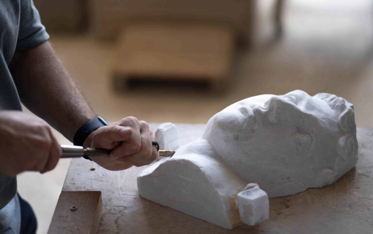 Különleges, féltonnás márványszobrot emeltek a Bitcoin tiszteletére